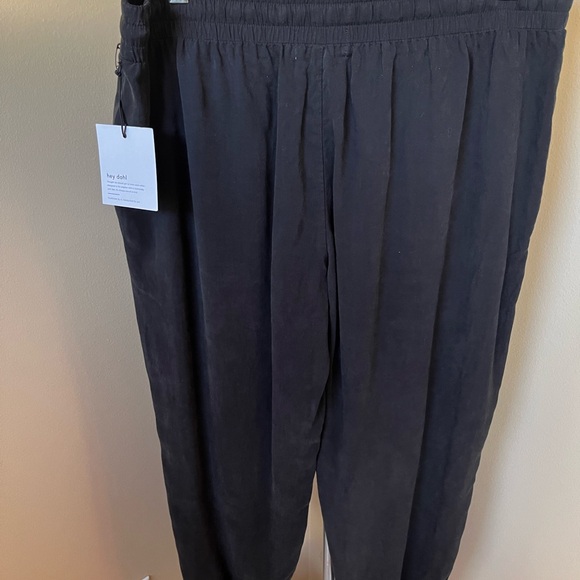 Bella Dahl Joggers - Picture 2 of 3